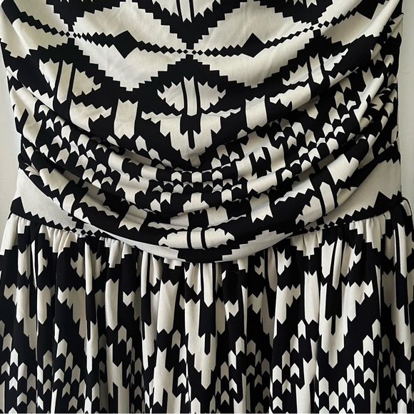 Leota Bubble Hem Dress with Ruched Long Sleeves and Ruching at th… - Picture 5 of 16